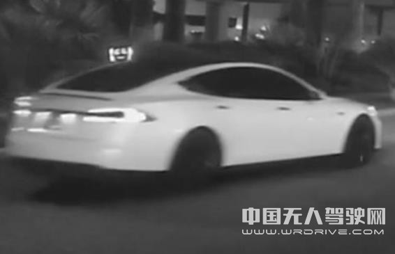 離奇的車禍，特斯拉自動駕駛汽車把機器人“撞死”啦！