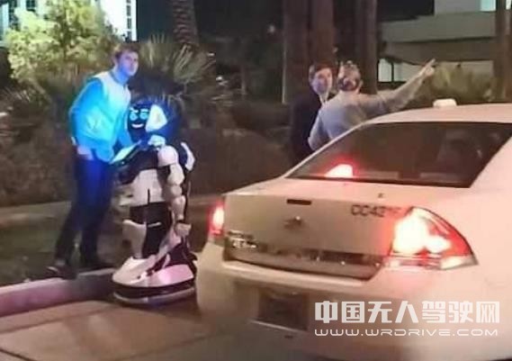 離奇的車禍，特斯拉自動駕駛汽車把機器人“撞死”啦！