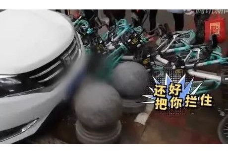 宜賓街頭驚現(xiàn)“無人駕駛汽車”，撞翻了20多輛車！