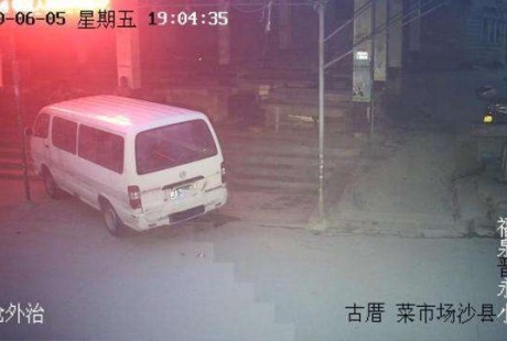 夜驚魂！靈車夜晚無人駕駛 突然自行啟動