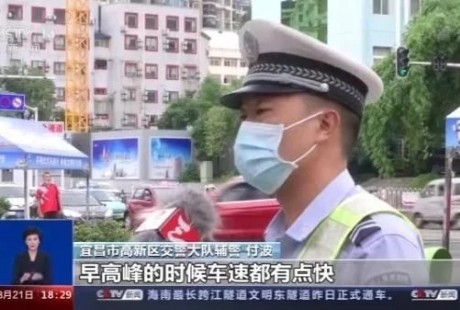 車輛“無人駕駛”沖向路口 輔警飛身攔車