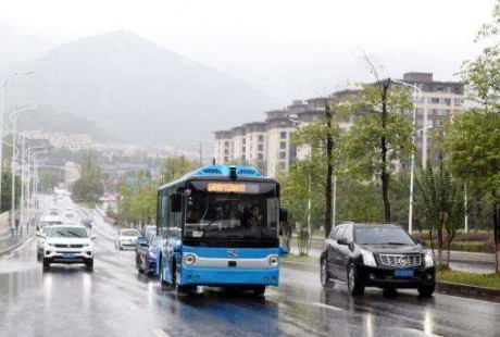 百度無人駕駛中巴車在重慶永川首發