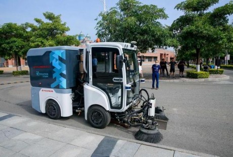 于萬清掃車落地大學(xué)園區(qū)，可替代5個(gè)清掃員工作